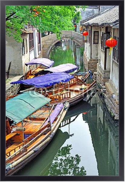 Постер Чжоучжуан, Туристический катер в деревенском канале с типом исполнения На холсте в раме в багетной раме 221-01