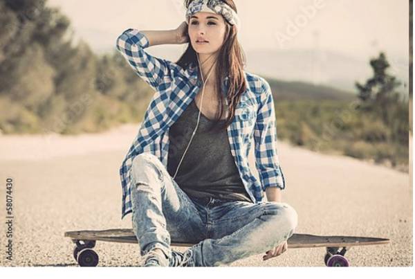 Постер Скейтбордистка на шоссе с типом исполнения На холсте без рамы