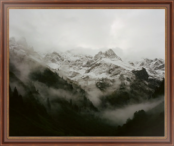 Постер Темные туманные горы с типом исполнения На холсте в раме в багетной раме 35-M719P-83