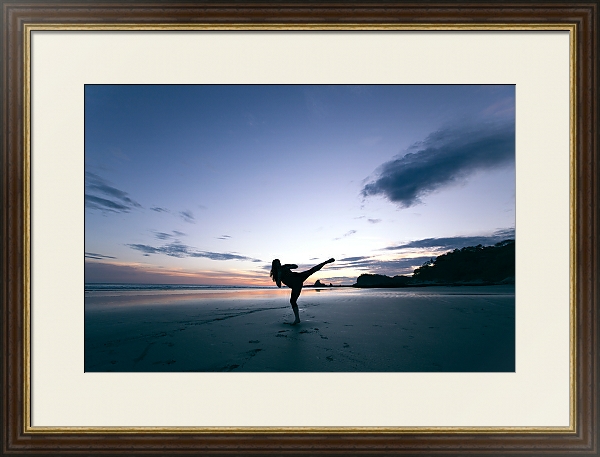 Постер Девушка, тренирующаяся на пляже с типом исполнения Под стеклом в багетной раме 1.023.036