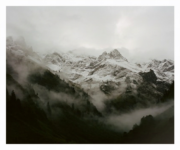 Постер Темные туманные горы с типом исполнения На холсте в раме в багетной раме 221-03