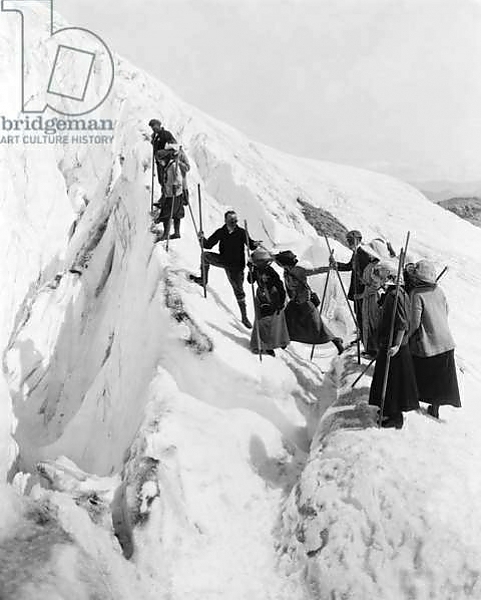 Постер Climbing Paradise Glacier, Rainier National Park, Washington, c.1915 с типом исполнения На холсте без рамы