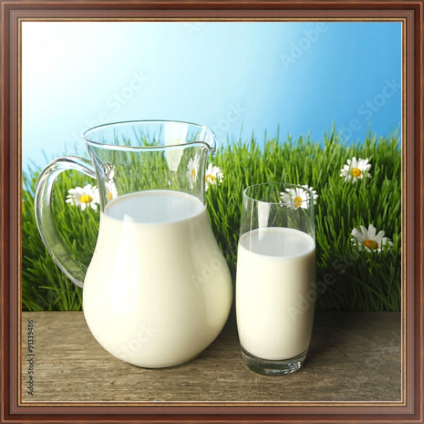 Постер Стакан и графин молока на цветочном лугу с типом исполнения На холсте в раме в багетной раме 35-M719P-83