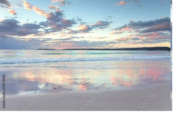 Постер Рассвет в пастельных тонах на берегу моря, Южный Уэльс, Австралия с типом исполнения На холсте без рамы