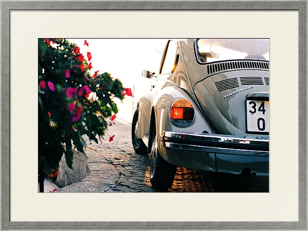 Постер Ретро-автомобиль у цветника с типом исполнения Под стеклом в багетной раме 1727.2510