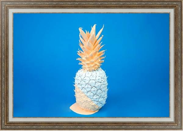 Постер Золотой ананас на голубом с типом исполнения На холсте в раме в багетной раме 595.M52.330