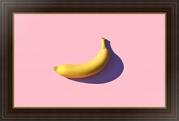 Постер Желтый банан на розовом фоне с типом исполнения На холсте в раме в багетной раме 1.023.151