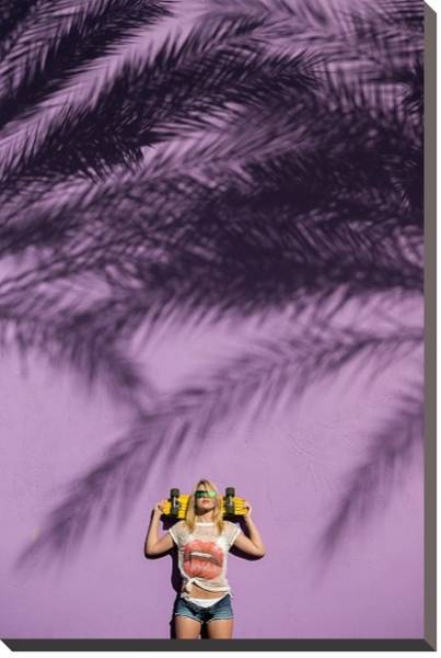 Постер Девушка со скейтбордом в тени пальмовых листьев с типом исполнения На холсте без рамы