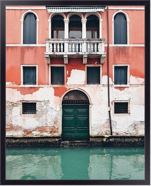Постер Старое здание с балконом в Венеции с типом исполнения На холсте в раме в багетной раме 221-01