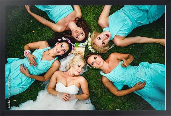Постер Невеста с подружками на траве с типом исполнения На холсте в раме в багетной раме 1727.8010