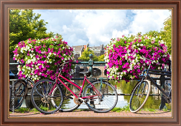 Постер Голландия, Амстердам. Цветы и велосипеды у канала с типом исполнения На холсте в раме в багетной раме 35-M719P-83