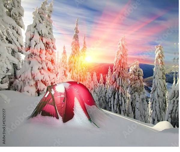 Постер Палатка в заснеженном лесу с типом исполнения На холсте без рамы
