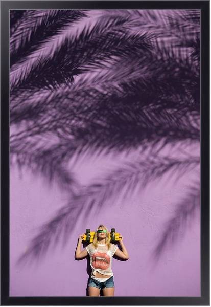 Постер Девушка со скейтбордом в тени пальмовых листьев с типом исполнения На холсте в раме в багетной раме 221-01