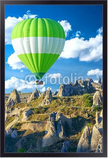 Постер Зелёный воздушный шар над горами с типом исполнения На холсте в раме в багетной раме 221-01