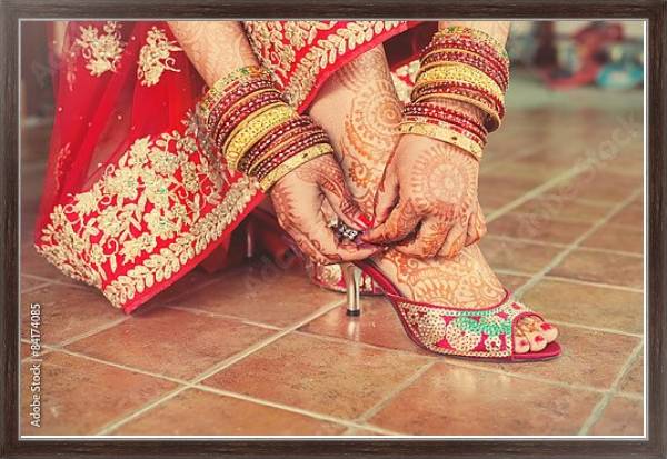 Постер Свадебный менди на ногах и руках одетой в красное невесты с типом исполнения На холсте в раме в багетной раме 221-02