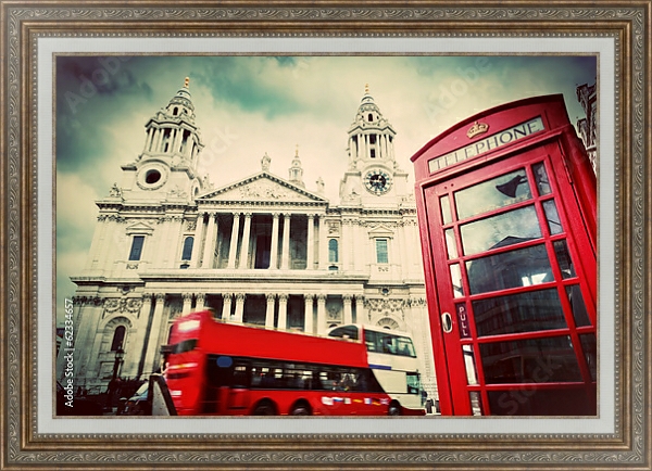 Постер Англия, Лондон. Красный автобус и телефонная будка перед Собором Святого Павла с типом исполнения На холсте в раме в багетной раме 595.M52.330