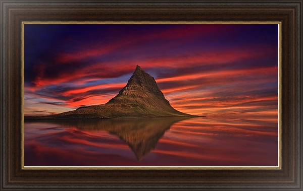 Постер Исландия, алый закат над скалистым островом с типом исполнения На холсте в раме в багетной раме 1.023.151