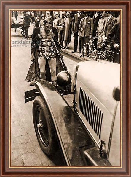 Постер Circus strongman Stefan demonstrates his strength by towing a motorcar with his teeth through the streets of Berlin, 1925 с типом исполнения На холсте в раме в багетной раме 35-M719P-83