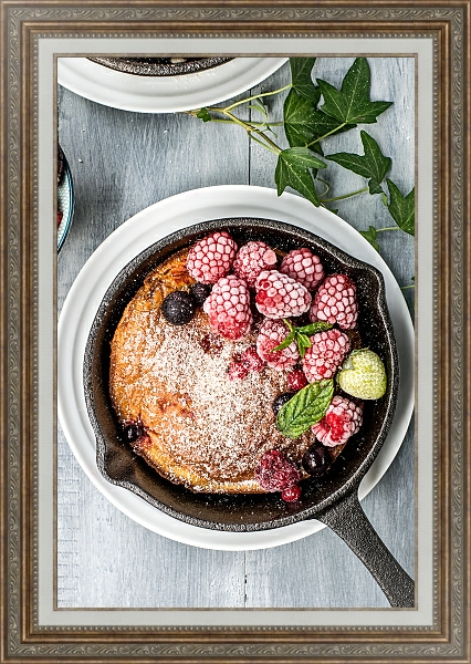 Постер Пирог с ягодами на сковороде с типом исполнения На холсте в раме в багетной раме 595.M52.330