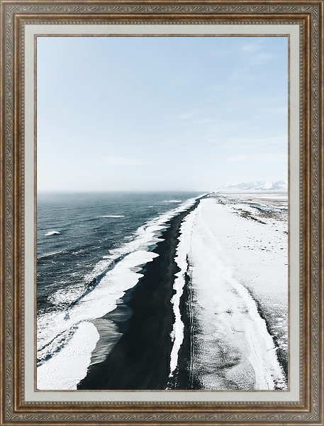 Постер Ледяная волна, набегающая на черный берег с типом исполнения На холсте в раме в багетной раме 595.M52.330