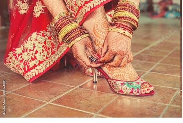 Постер Свадебный менди на ногах и руках одетой в красное невесты с типом исполнения На холсте без рамы