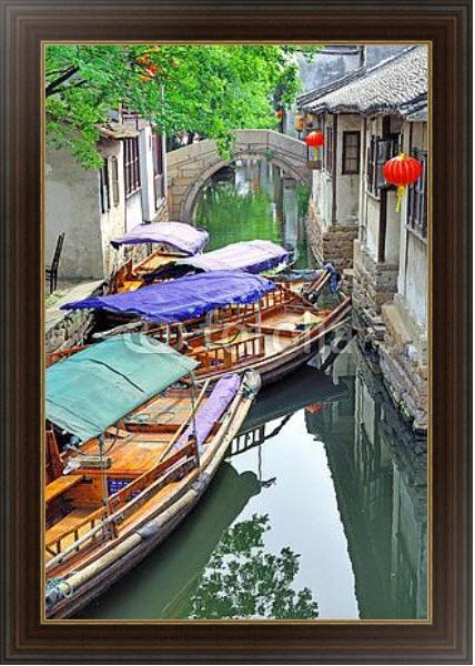Постер Чжоучжуан, Туристический катер в деревенском канале с типом исполнения На холсте в раме в багетной раме 1.023.151