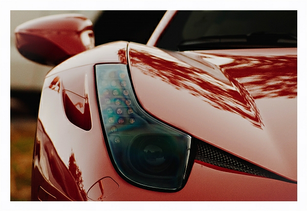 Постер Фара красного спортивного автомобиля с типом исполнения На холсте в раме в багетной раме 221-03