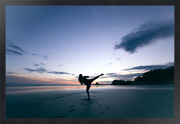 Постер Девушка, тренирующаяся на пляже с типом исполнения На холсте в раме в багетной раме 1727.8010