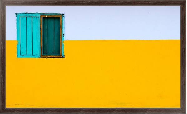 Постер Голубое окно на желтой стене с типом исполнения На холсте в раме в багетной раме 221-02