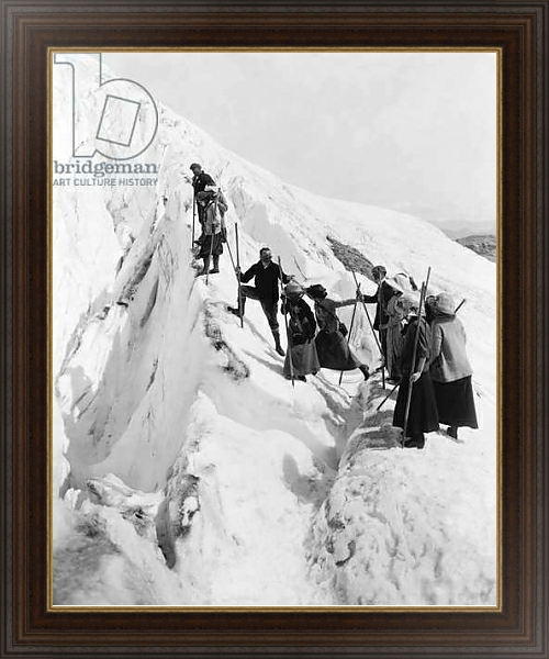 Постер Climbing Paradise Glacier, Rainier National Park, Washington, c.1915 с типом исполнения На холсте в раме в багетной раме 1.023.151