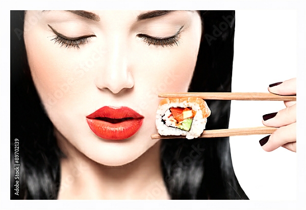 Постер Девушка ест нигири суши палочками для еды с типом исполнения На холсте в раме в багетной раме 221-03