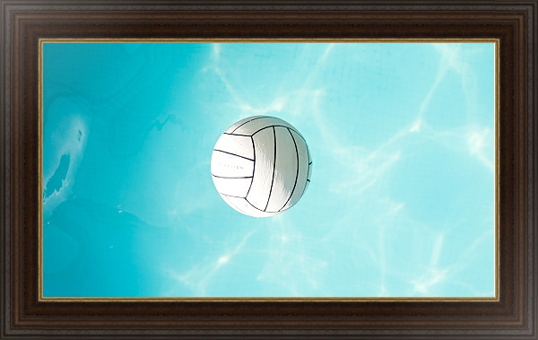 Постер Белый мяч для водного поло, плавающий в бассейне  с типом исполнения На холсте в раме в багетной раме 1.023.151