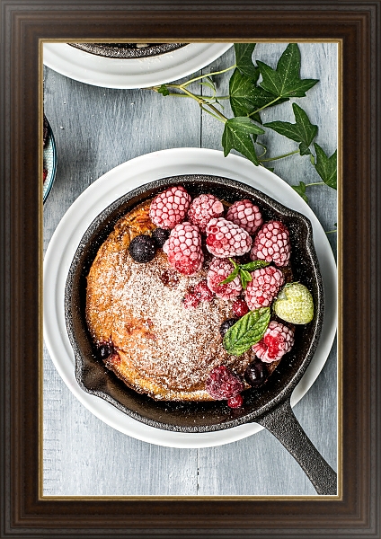 Постер Пирог с ягодами на сковороде с типом исполнения На холсте в раме в багетной раме 1.023.151