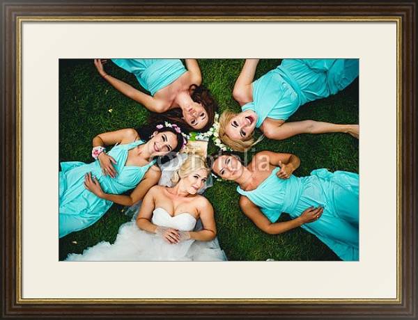 Постер Невеста с подружками на траве с типом исполнения Под стеклом в багетной раме 1.023.036