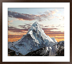 Горная вершина в коричневой раме на холсте