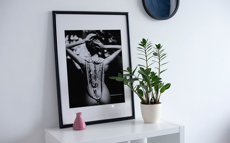 Картина с девушкой в ожерельях в подарок ювелиру