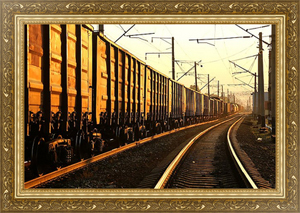 Постер Грузовой поезд движется по рельсам на закате