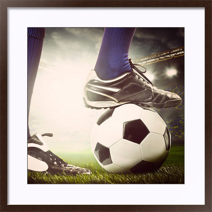 Постер с ногой футболиста на мяче в раме