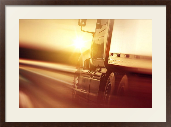 Постер Постер Солнце, грузовик и скорость в раме с паспарту