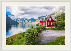 Картина под стеклом Маленький дом в норвежских фьордах